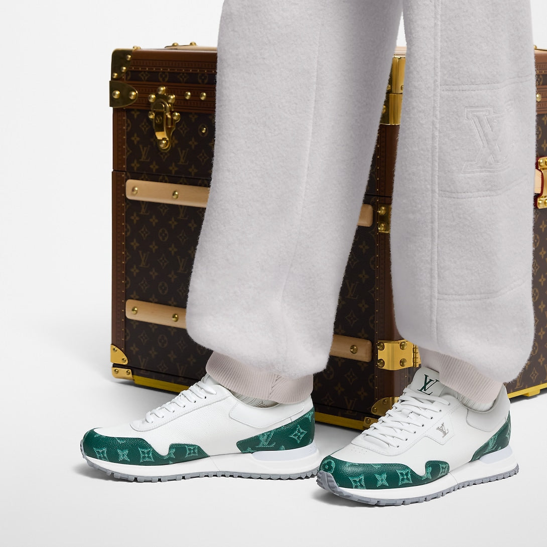 Sneaker Run Away - #10